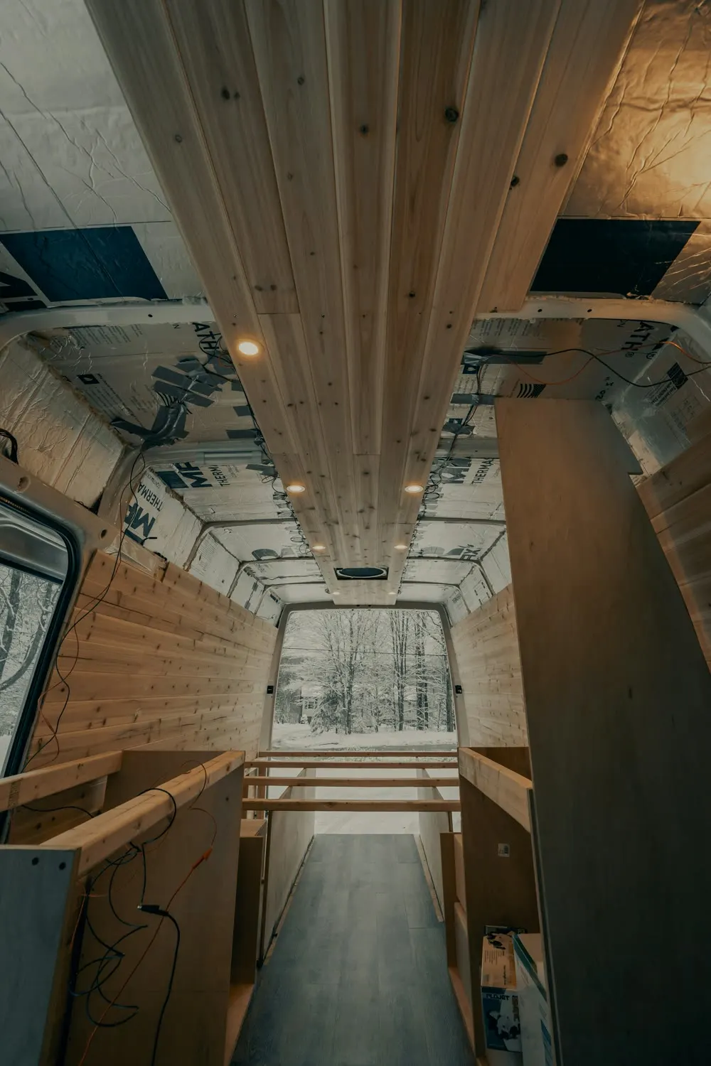 Interno di un furgone durante l’allestimento: pareti e soffitto rivestiti in legno